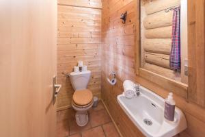 Kúpeľňa v ubytovaní Ski-N-Lake Chalet One + 16 fotografií