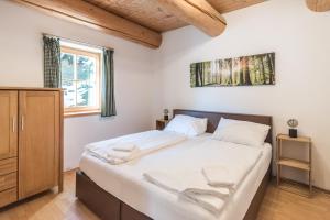 Posteľ alebo postele v izbe v ubytovaní Ski-N-Lake Chalet One