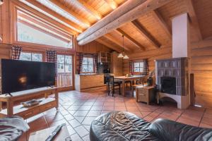 Telewizja i/lub zestaw kina domowego w obiekcie Ski-N-Lake Chalet One