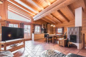 Telewizja i/lub zestaw kina domowego w obiekcie Ski-N-Lake Chalet One