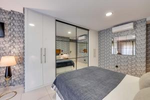 Łóżko lub łóżka w pokoju w obiekcie Luxury Apartment Alcazaba by Nagoa Homes