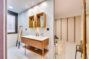 łazienka z umywalką i lustrem w obiekcie Luxury Apartment Alcazaba by Nagoa Homes w Maladze