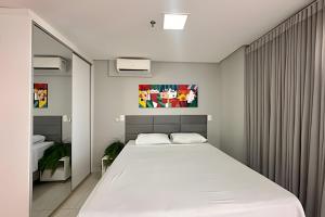 a bedroom with a large white bed in it at iFlat Brookfield Towers BT2103 Jardim Goiás in Goiânia +13 photos