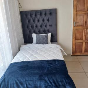 Postel nebo postele na pokoji v ubytování Falconbridge Properties