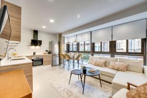 Kuchyňa alebo kuchynka v ubytovaní Luxury Apartment Alcazaba by Nagoa Homes + 37 fotografií