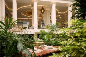 a room filled with lots of plants at Dusit Thani Pattaya in Pattaya North