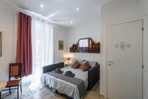 Un dormitorio con una cama y una ventana grande. en BigFamilyFlats - Coliseum Apartment, en Roma