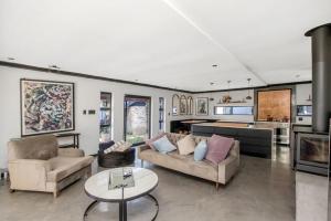 un salon avec deux canapés et une table dans l'établissement The Urban Sanctuary Boutique Hotel & Retreat, à Johannesbourg