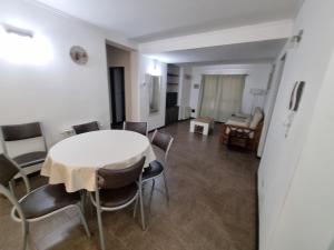 Posezení v ubytování Departamento centrico Mascardi + 12 fotografií