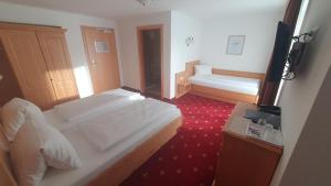 Łóżko lub łóżka w pokoju w obiekcie Hotel Garni Dorfblick