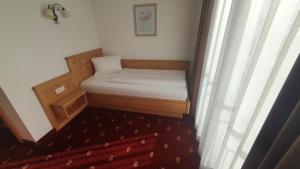 Łóżko lub łóżka w pokoju w obiekcie Hotel Garni Dorfblick