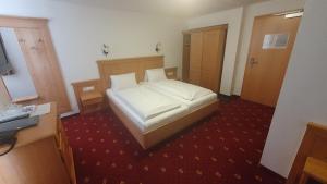 Łóżko lub łóżka w pokoju w obiekcie Hotel Garni Dorfblick