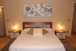 1 dormitorio con 1 cama grande y 2 mesitas de noche en Cascina Fietta - Wine Dreams Apartments, en Pontestura
