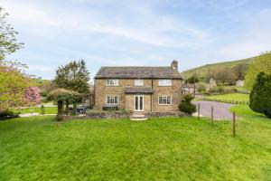 an exterior view of a house with a yard at Central Malham Wellbeing Escape, 4-bed house with yoga studio in Malham