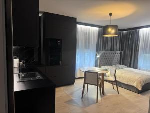 Ένα ή περισσότερα κρεβάτια σε δωμάτιο στο Apartamenty Walczaka