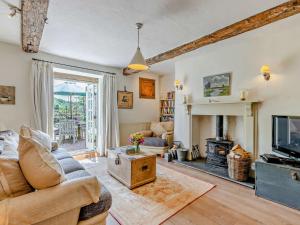 Stauntonにある2 Bed in Coleford 56076のソファと暖炉のあるリビングルーム