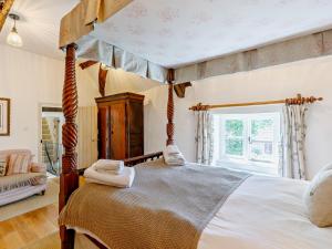 Stauntonにある2 Bed in Coleford 56076のベッドルーム(四柱式ベッド1台、窓付)