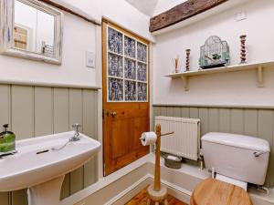 Stauntonにある2 Bed in Coleford 56076の洗面台、トイレ、窓のあるバスルーム +36枚の写真