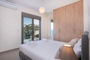 アルミリダにあるLucky Seaside Villaのベッドと大きな窓のある寝室 +28枚の写真