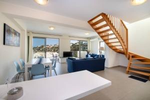 アルミリダにあるLucky Seaside Villaのリビングルーム(階段、テーブル、椅子付)