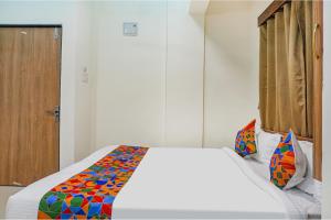 Katil atau katil-katil dalam bilik di Fabhotel The Mantra inn - Nr world trade center