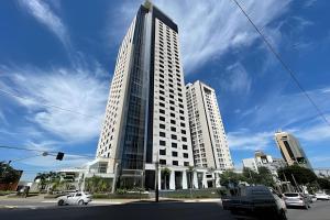 a tall building with cars parked in front of it at iFlat Metropolitan Barcelona MB1003B Jardim Goiás in Goiânia