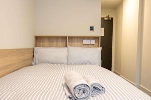 a bedroom with a bed with towels on it at Practical Room For One, Central Nottingham in Nottingham