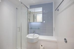 Ένα μπάνιο στο Single Ensuite Room, Shared Kitchen