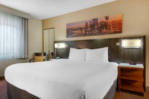 Ένα ή περισσότερα κρεβάτια σε δωμάτιο στο Best Western Royal Palace Inn & Suites +48 φωτογραφίες
