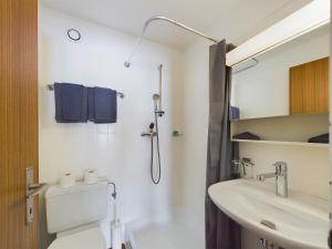 Vannituba majutusasutuses Enjoy the View Apartment Close to Zermatt with Parking