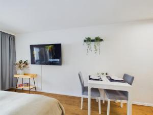 TV a/nebo společenská místnost v ubytování Enjoy the View Apartment Close to Zermatt with Parking