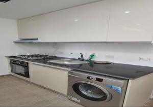 une cuisine avec une machine à laver et un évier dans l'établissement Resort-Style Luxury Chalet with Pool and Sea View in Sahl Hasheesh, à Hurghada