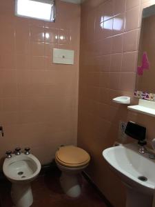 een badkamer met toilet en wastafel bij Hostería Michel in Villa Gesell