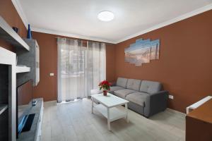 a living room with a couch and a table at La Casita de Edu in Puerto de Santiago