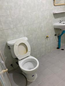 a bathroom with a toilet and a sink at PTT Mansion ปทิตา แมนชั่น in Ban Zong Katiam