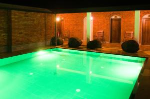 Bazén v ubytování Pinthaliya Resort nebo v jeho okolí
