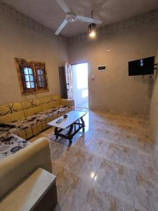 A television and/or entertainment centre at انير انشال Enir Enshal