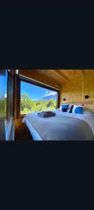 En eller flere senge i et værelse på Cerro Electrico - Off The Grid Tiny Houses