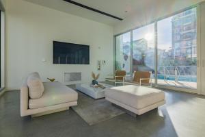 Μια τηλεόραση ή/και κέντρο ψυχαγωγίας στο #Marbella Lane - 3BR Coastal Retreat with Luxe Touch
