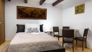 a bedroom with a bed and a table and chairs at Hajnal Vendégház in Kéked