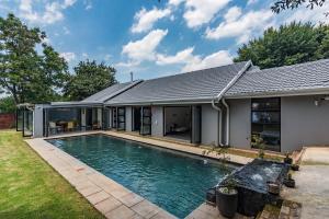 une maison avec une piscine dans la cour dans l'établissement The Urban Sanctuary Boutique Hotel & Retreat, à Johannesbourg