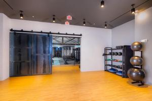 Spacious Apt w All Amenities That You Need!的健身中心和/或健身设施