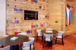 Spacious Apt w All Amenities That You Need!餐厅或其他用餐的地方
