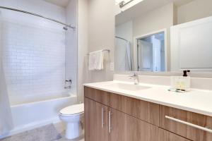 Spacious Apt w All Amenities That You Need!的一间浴室