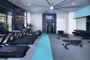 Spacious Apt w All Amenities That You Need!的健身中心和/或健身设施