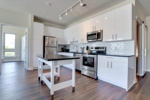 Spacious Apt w All Amenities That You Need!的厨房或小厨房