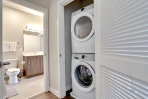 亚历山德里亚Spacious Apt w All Amenities That You Need!的带卫生间的浴室配有洗衣机和烘干机