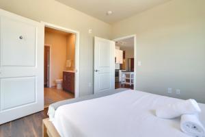 Spacious Apt w All Amenities That You Need!客房内的一张或多张床位