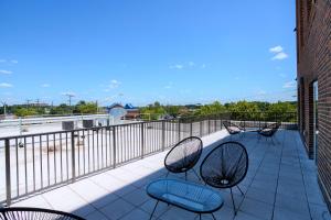 Spacious Apt w All Amenities That You Need!的阳台或露台