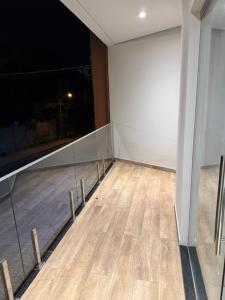 Una habitación vacía con suelo de madera y una pared blanca. en Top beach flat, en Porto Seguro